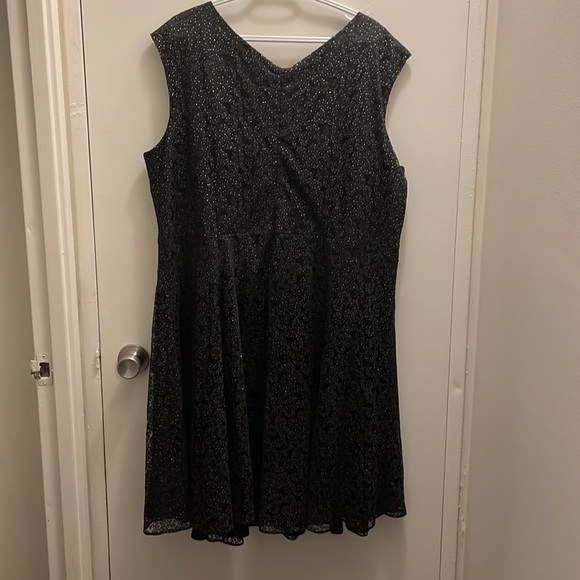 Tahari by Arthur S. Levine Size 22W NWOT black/Grey/metallic silver dress. - Picture 2 of 3